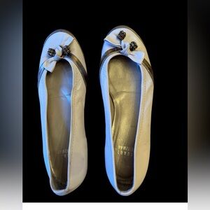 Stuart Weitzman cream leather Flats with Bow and Jewel Accent size 6 used twice